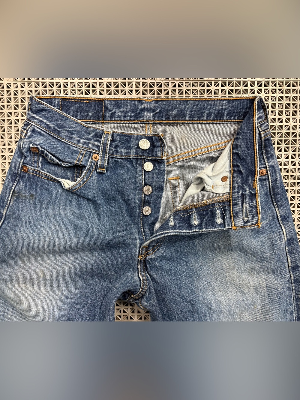 Vintage Levi's 501 Dark Wash Button-Fly Blue Jeans - Y2K - Picture 4 of 10